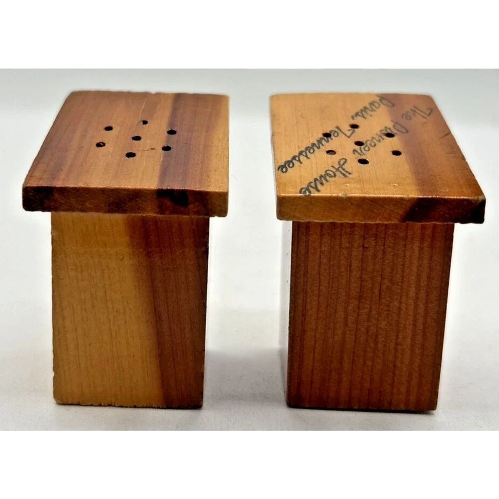 Vintage‎ Retro Salt and Pepper Shakers Ma & Pa Wooden Outhouse U260/49